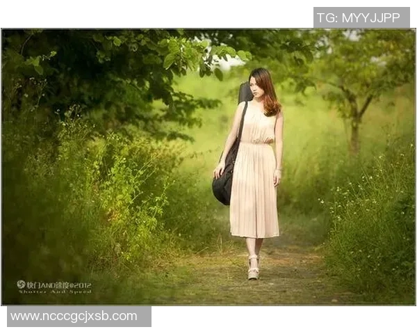 足球明星头像视频中的女孩展现青春活力与梦想追逐的精彩瞬间